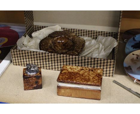 A RESIN JEWELLERY BOX/CIGARETTE BOX TOGETHER WITH MATCHING LIGHTER AND ASHTRAY 