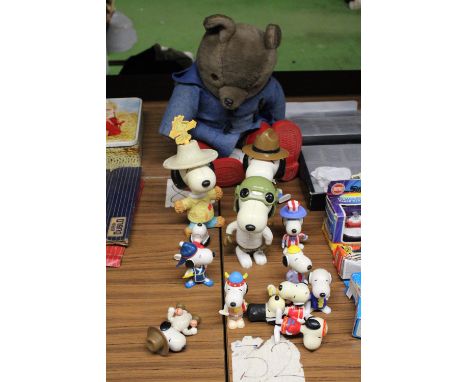 A VINTAGE 1970'S, PADDINGTON STYLE BEAR PLUS VARIOUS MCDONALD'S SNOOPY FIGURES 