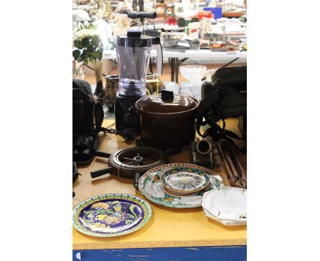 A MIXED LOT TO INCLUDE A PHILIPS ICE BLENDER, SLOW COOKER, CABINET PLATES, VINTAGE MILL SHUTTLE, MODEL CANON, SMALL SHIP'S WH