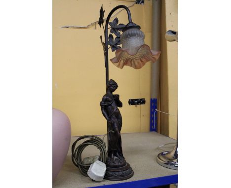 AN ART NOUVEAU STYLE TABLE LAMP OF A STATUE OF A WOMAN WITH PINK GLASS SHADE 