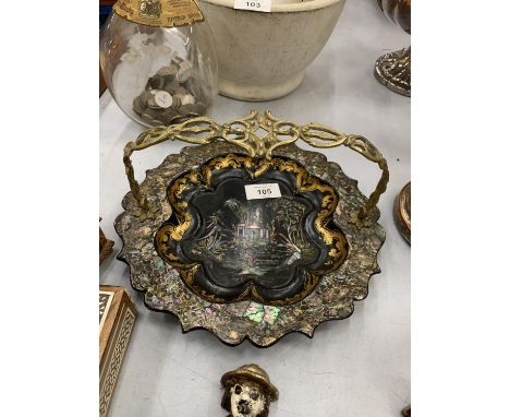 A VINTAGE PAPIER MACHE ORIENTAL PLATE WITH MOTHER OF PEARL AND GILT PATTERN TO THE SIDES AND INNER WITH A BRASS HANDLE, DIAME