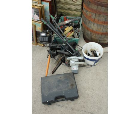 A LARGE ASSORTMENT OF POWER TOOLS TO INCLUDE AN ELECTRIC MAKITA CHAINSAW, SPOT LIGHTS AND A BLACK AND DECKER CIRCULAR SAW ETC