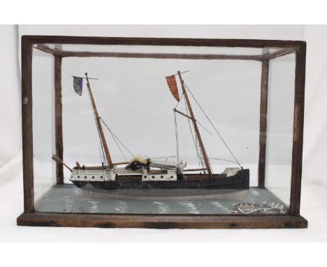 A VINTAGE STEAM SHIP SCHOONER IN GLASS CABINET APPROXIMATELY 25CM X 37CM 