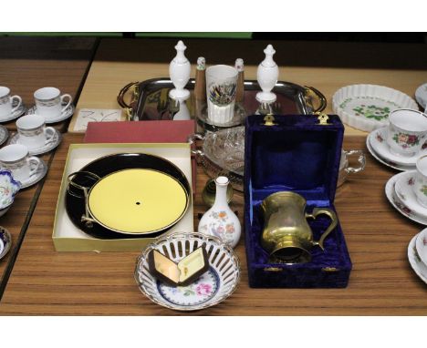 A MIXED LOT TO INCLUDE A BRASS TANKARD IN PRESENTATION BOX, STAINLESS STEEL HANDLED TRAY, A VINTAGE PALISSY CAKE STAND, BRASS