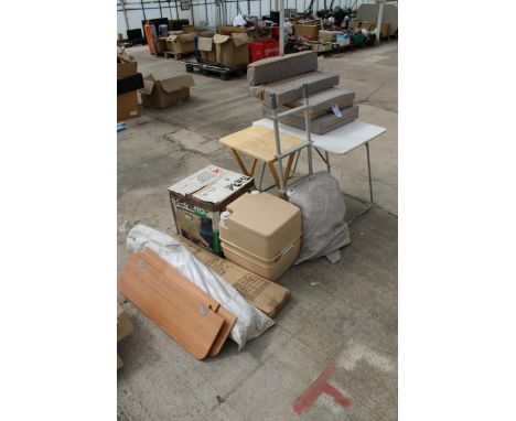 AN ASSORTMENT OF CARAVANING ITEMS TO INCLUDE A TABLE, A PORTAPOT AND A LADDER ETC 