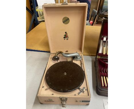 A DECORATIVE VINTAGE LAMY PRINCESS CHILD GRAMOPHONE 