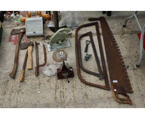 AN ASSORTMENT OF TOOLS TO INCLUDE BOW SAWS, A VICE AND AN AXE ETC 