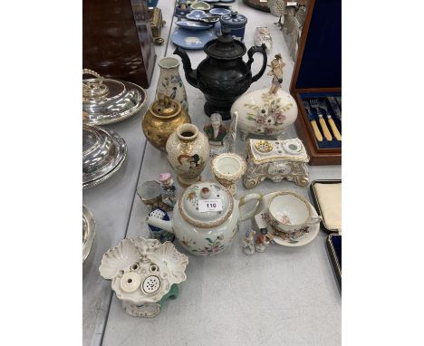 A COLLECTION OF VINTAGE POTTERY TO INCLUDE A JAPANESE SATSUMA VASE, STAFFORDSHIRE PIECES, A CYPLES BLACK BASALT TEAPOT, A CAP