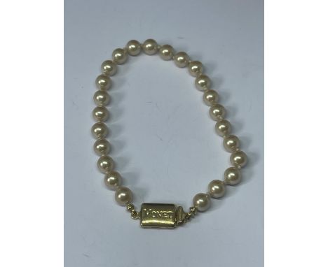 A MONET PEARL BRACELET 