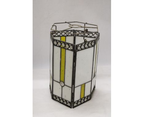 A VINTAGE STAINED GLASS STYLE LAMP SHADE, HEIGHT 28CM 