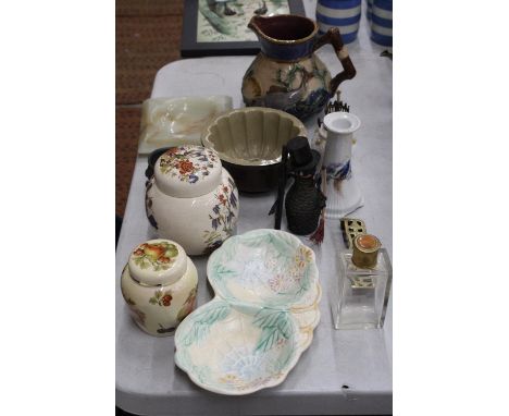 A QUANTITY OF COLLECTABLES TO INCLUDE A MAGOLICA "FISH" JUG, A VINTAGE ONYA ASHTRAY, A VICTORIAN PEWTER SALT DIP, A VINTAGE P
