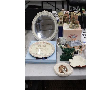 A MIXED LOT OF COLLECTABLES TO INCLUDE TWO BOXED DAVID WINTERS COTTAGES, A BOXED NEW BRIDGE SILVERWARE PICTURE FRAME, A VINTA