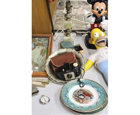 A MIXED VINTAGE LOT TO INCLUDE AN INGERSOLL POCKET WATCH, AN ONYX TABLE LAMP, KODAK 127 BROWNIE CAMERA, WALL PLATES, A PATERS