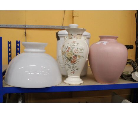 A MIXED LOT TO INCLUDE TWO VASES ONE WITH FORAL PATTERN AND GOLD DETAIL PLUS AN OPAQUE VINTAGE GLASS LAMP SHADE WITH A FURTHE