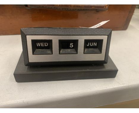 A VINTAGE RETRO PERPETUAL DESK CALENDER 