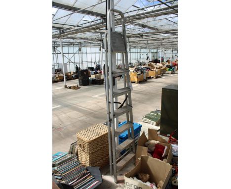 A SIX RUNG ALUMINIUM STEP LADDER 