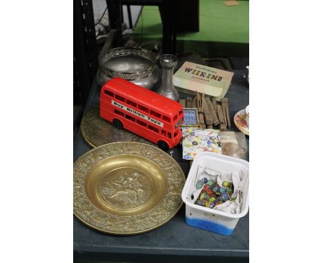 A MIXED VINTAGE LOT TO INCLUDE BRASS PLATES, A SILVER PLATED NOWL, PEWTER ARTS AND CRAFTS STYLE VASE, MARBLES, PEGS, ETC 
