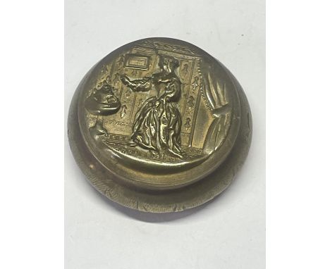 AN ANTIQUE BRASS PILL/SNUFF BOX 