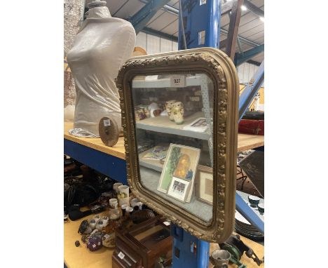 A SMALL VINTAGE GILT FRAMED MIRROR, 32CM X 36CM 