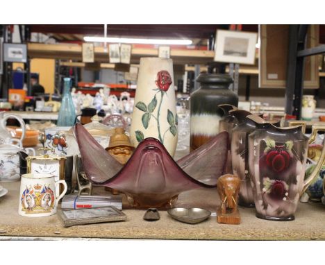A QUANTITY OF CERAMICS TO INCLUDE JUGS, VASES, A SMALL MANTLE CLOCK, LARGE ART GLASS BOWL, ETC 