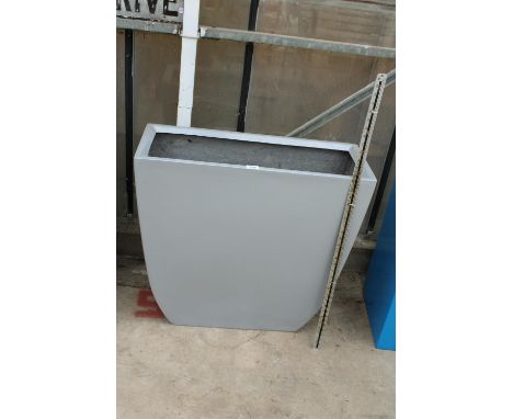 A TALL GREY LONG TROUGH FIBRE GLASS PLANTER (H:70CM L:74CM) 