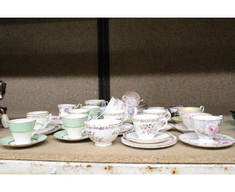 A QUANTITY OF CUPS, SAUCERS AND PLATES TO INCLUDE ROYAL GRAFTON, SPODE, COLCLOUGH, PALISSY ETC 