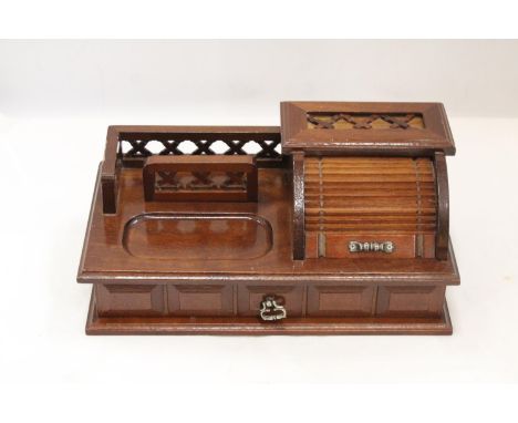 A VINTAGE STYLE, WOODEN, DESK TOP ORGANISER WITH ROLL BACK COMPARTMENT DRAWER, HEIGHT 14CM, WIDTH 32CM, DEPTH 17CM 