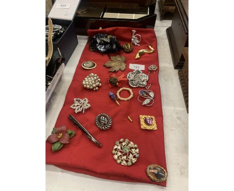 TWENTY VINTAGE BROOCHES 