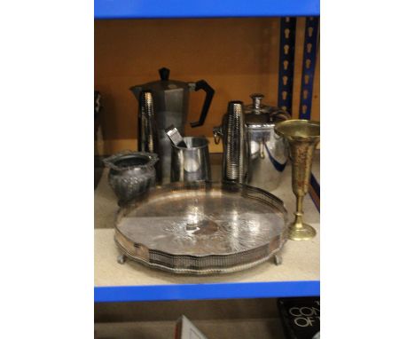 A MIXED LOT OF COLLECTABLES TO INCLUDE A VICTORIAN BOWL ( STAMP ON BASE ) WITH A FUTHER VINTAGE BRASS AND RED ENAMEL CANDLE S
