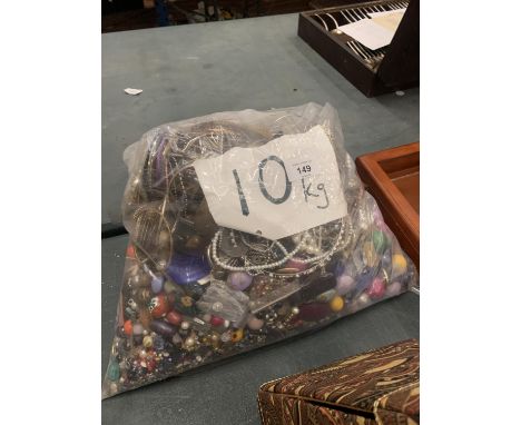 A 10 KG BAG OF VINTAGE COSTUME JEWELLERY 