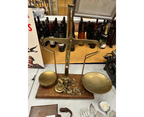 A SET OF W.T. AVERY LTD BIRMINGHAM BRASS SCALES AND WEIGHTS 