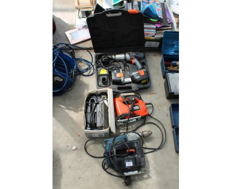 AN ASSORTMENT OF POWER TOOLS TO INCLUDE A SANDER, A JIGSAW AND A DRILL ETC 