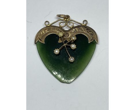 A VINTAGE GREEN STONE HEART SHAPED PENDANT MARKED 9W TESTED TO 9 CARAT GOLD (NO WARRANTY GIVEN) WITH PEARL DECORATION 