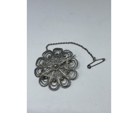 A MARKED 925 VINTAGE SILVER BROOCH IN A FLOWER DESIGN WITH A SAFETY CHAIN 