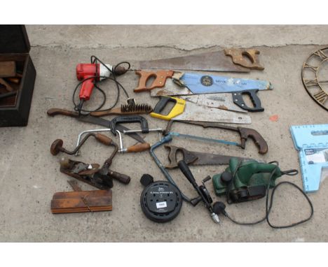 AN ASSORTMENT OF TOOLS TO INCLUDE A G CLAMP, A BRACE DRILL AND A WOOD PLANE ETC 