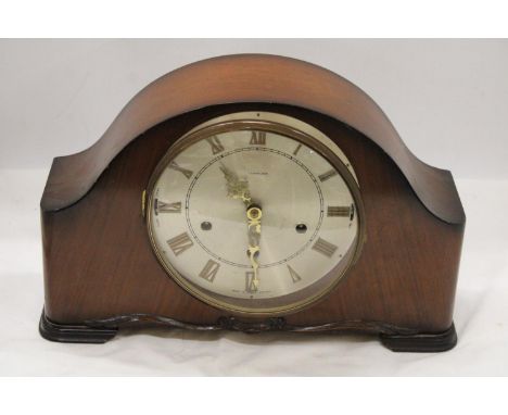 A VINTAGE MAHOGANY CASED, 'TEMPORA' MANTLE CLOCK WITH PENDULUM AND KEY 