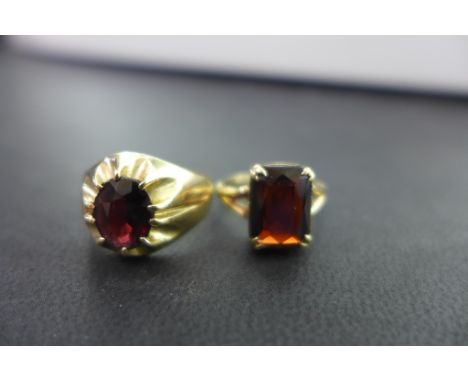 Two garnet single-stone rings - Both with marks indicating 9ct gold - Ring sizes N and I 1/2 - Total weight approx 6.3gms
Con