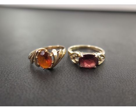 Two 9ct gold single-stone rings - Hallmarked Birmingham and Edinburgh - Ring sizes N 1/2 and O 1/2 - Weight approx 5.0gms 
Co