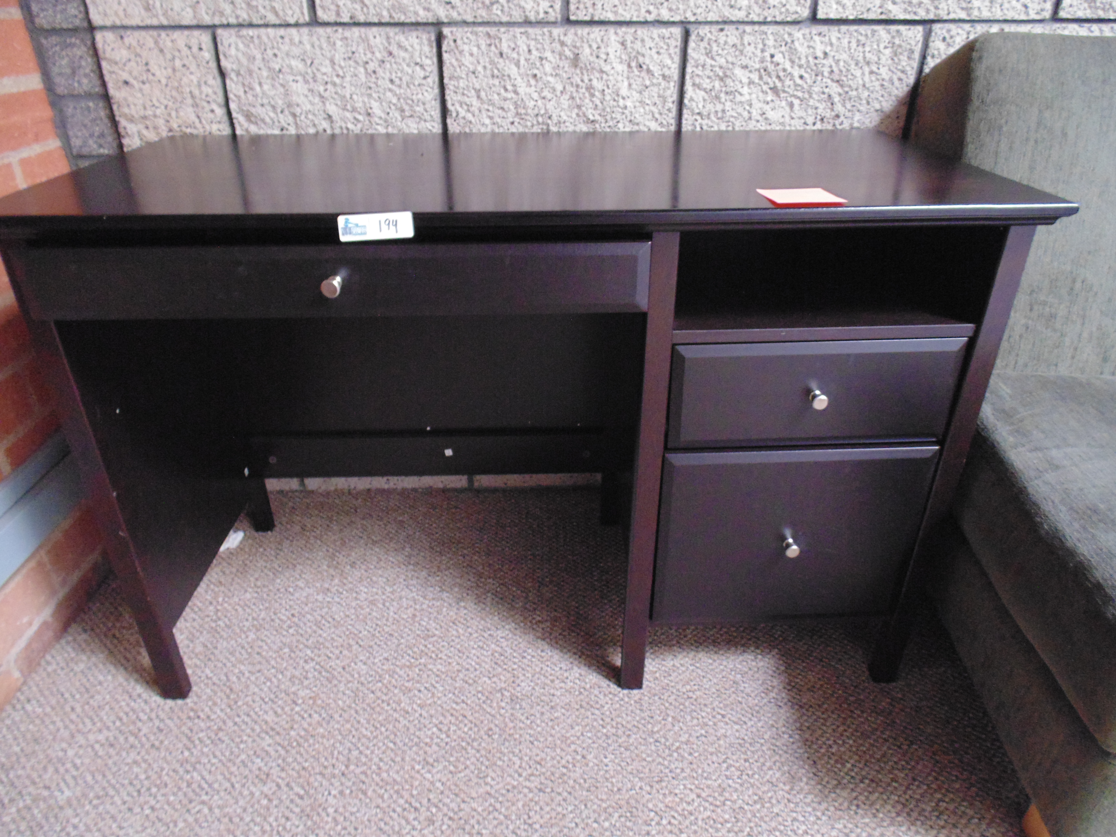 LOT OF 3 DESKS EACH DESK HAS 3 DRAWERS (47X22)