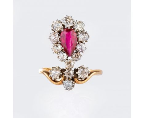 Jugendstil Diamant-Ring. Um 1910. 14 kt. Roségold mit GG und Platin. Schauseite geschweifter Reif mit seitlichem Ringkopf, be