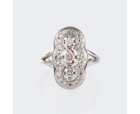 Vintage Diamant-Ring. 18 kt. WG. Breiter Ringkopf (23 x 11 mm) mit Diamant-Besatz von zus. ca. 0,60 ct. Weiß(H)-Leicht Getönt