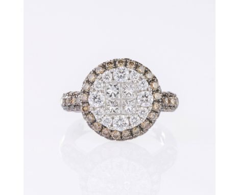 Bicolour-Diamant Ring. 18 kt. WG, gest., MZ: ADAMAS. Schauseite und Reifansatz mit 82 weißen und cognac-farbenen Diam. im Run