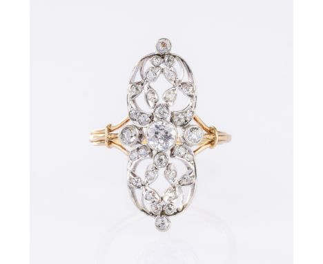 Jugendstil Diamant-Ring. Um 1910. 14 kt. Roségold mit Silber. Schmaler Reif, floral durchbrochen gearbeiteter Ringkopf mit 31