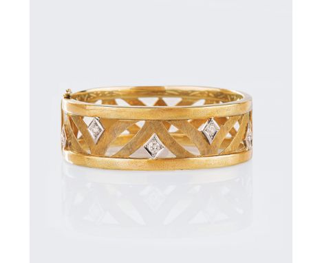 Vintage Armreif mit Brillant-Besatz. 14 kt. GG mit WG, gest., poliert und ziseliert. Umlaufend durchbrochen gearbeitet, schau