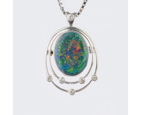 Edelopal-Anhänger mit Brillantbesatz an Kette. 14 kt. WG. Der dunkle Edelopal mit feinem Farbspiel (ca. 18 x 14 mm, verso Res
