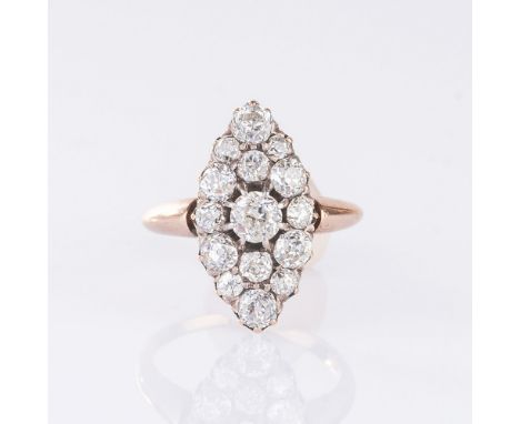 Jugendstil Diamant-Ring. Um 1910. 14 kt. Roségold mit Silber. Navetteförmiger Ringkopf, dicht besetzt mit 15 Altschliff-Diam.