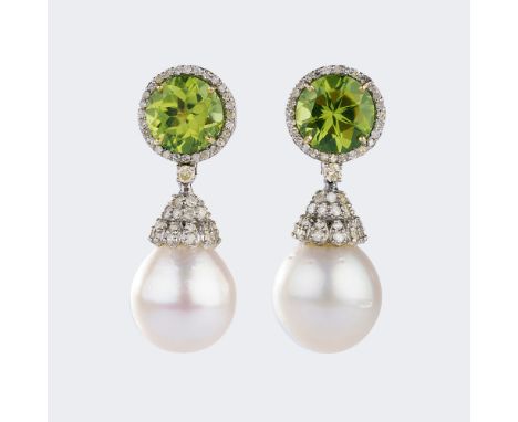 Paar Südsseeperlen-Ohrhänger mit Peridot-Brillant-Besatz. Silber mit 14 kt. GG, gest. Runde Brisur mit je einem feinfarbigen 