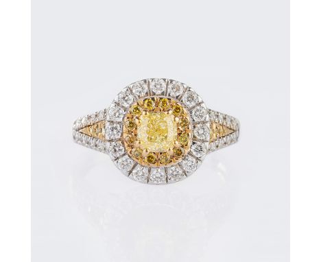 Fancy Diamant Cocktail-Ring. 18 kt. WG, gest., MZ. Zweifarbiger Gesamtbesatz von ca. 1,50 ct. Insges. 19 gelbe Fancy Diam. un