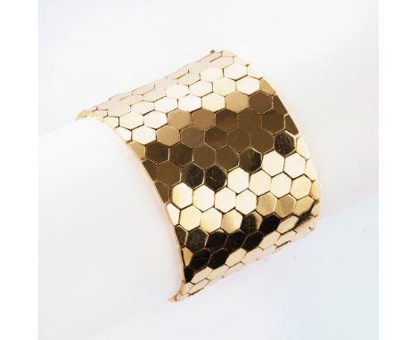 Breites Vintage Gold-Armband. 18 kt. GG, gest. Waben-Dekor, sehr anschmiegsam zu tragen. B. 43 mm, L. 17 cm, Gew. ca. 71,4 g.