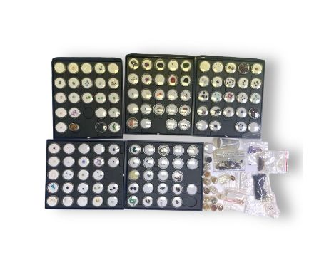 A collection of gemstones. Comprising five small cases of boxed gemtones and a bag of loose items. To include sapphires, garn